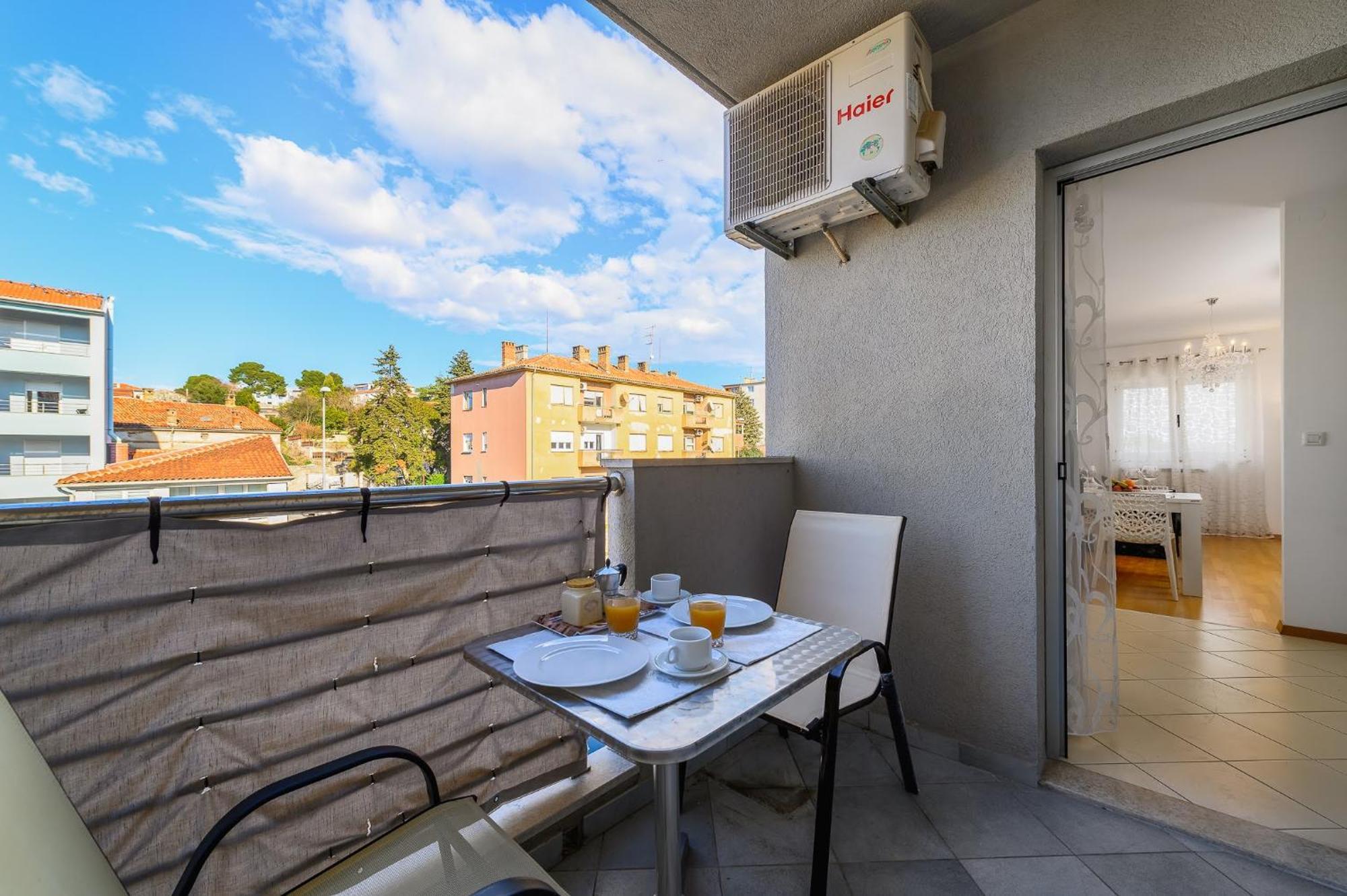 Aureo Apartment Pula Center Luaran gambar