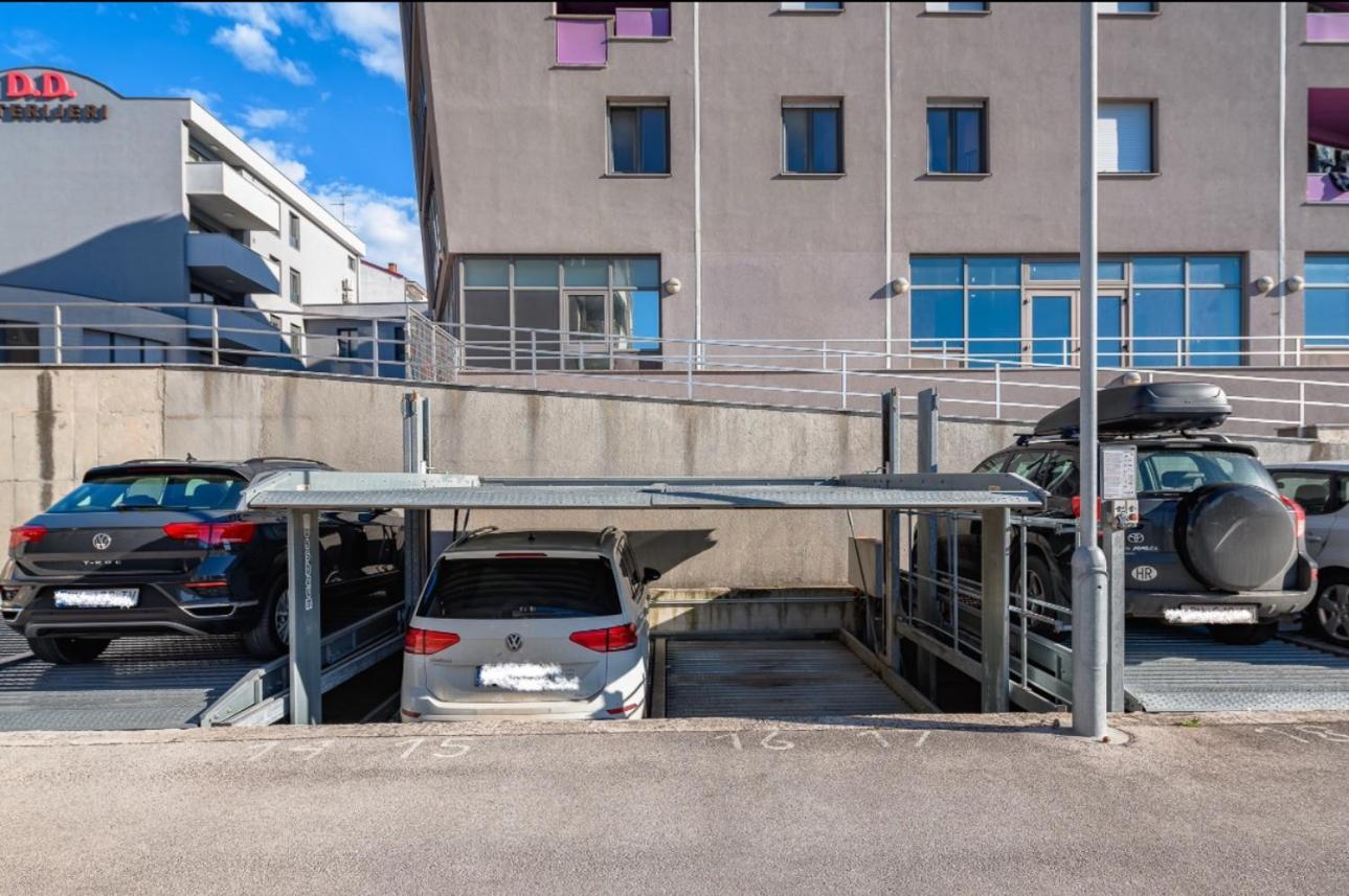 Aureo Apartment Pula Center Luaran gambar